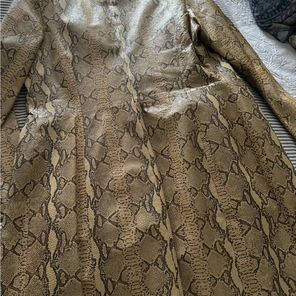 Danier Cream and Brown  leather car coat / Snakeskin Print size 8-10 - Picture 5 of 7